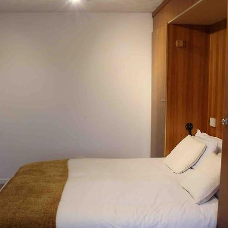 Modern Studio Apartment With Parking Chatham  Kültér fotó