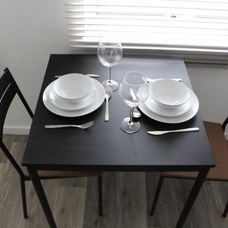 Modern Studio Apartment With Parking Chatham  Kültér fotó