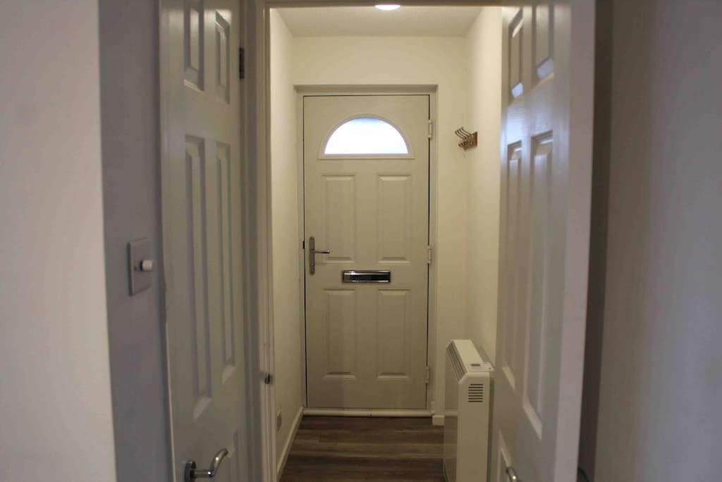 Modern Studio Apartment With Parking Chatham  Kültér fotó