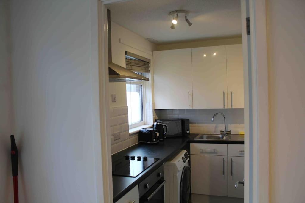 Modern Studio Apartment With Parking Chatham  Kültér fotó