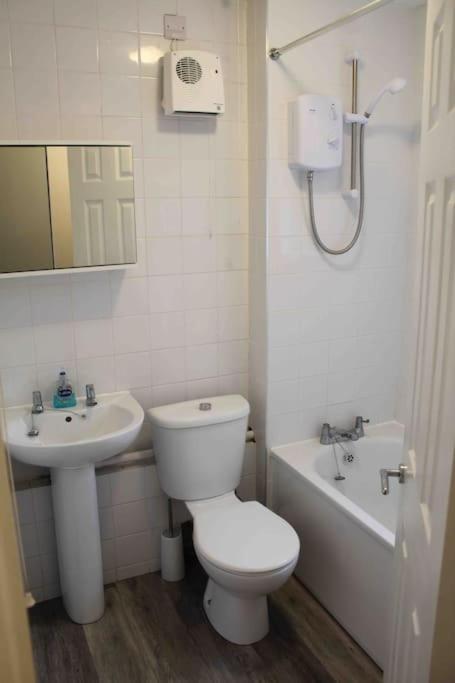 Modern Studio Apartment With Parking Chatham  Kültér fotó