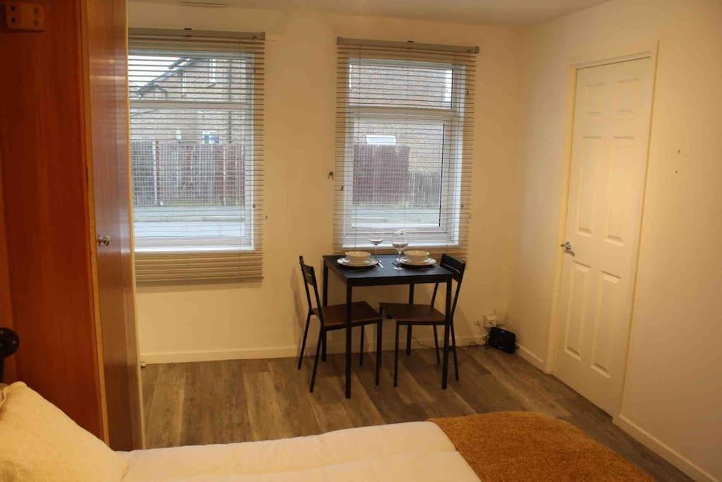 Modern Studio Apartment With Parking Chatham  Kültér fotó