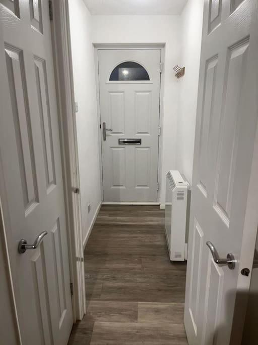 Modern Studio Apartment With Parking Chatham  Kültér fotó