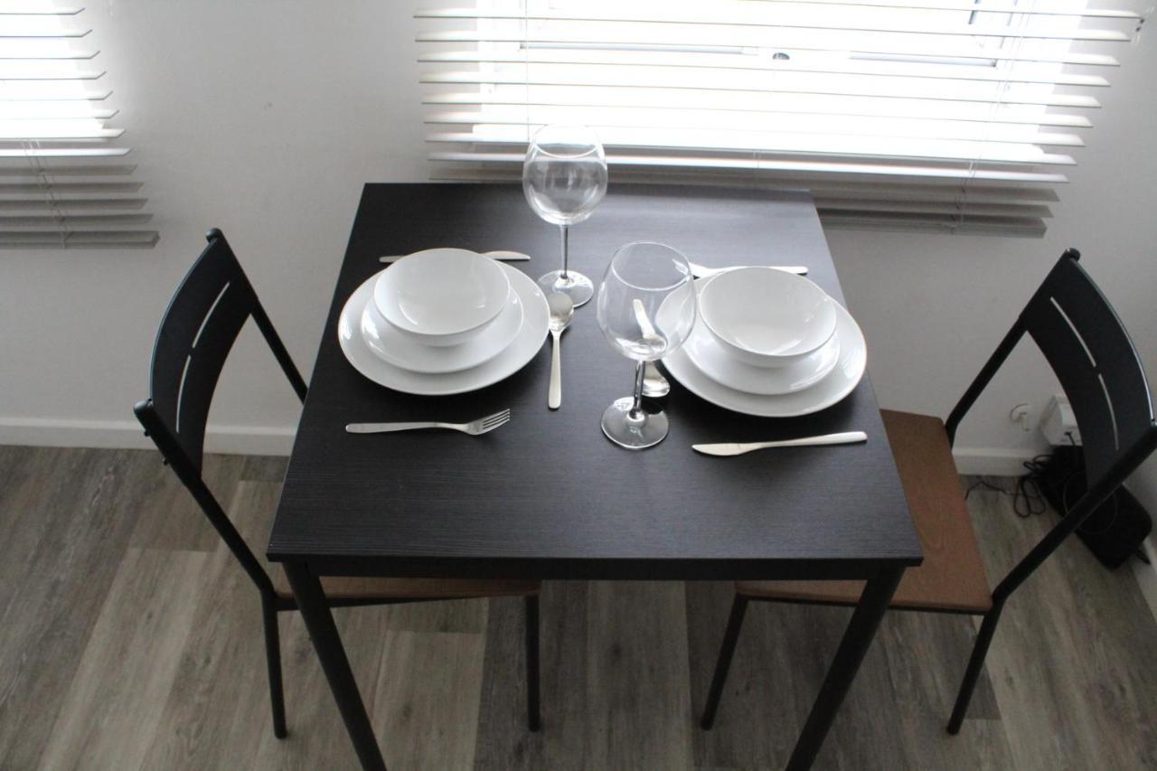 Modern Studio Apartment With Parking Chatham  Kültér fotó